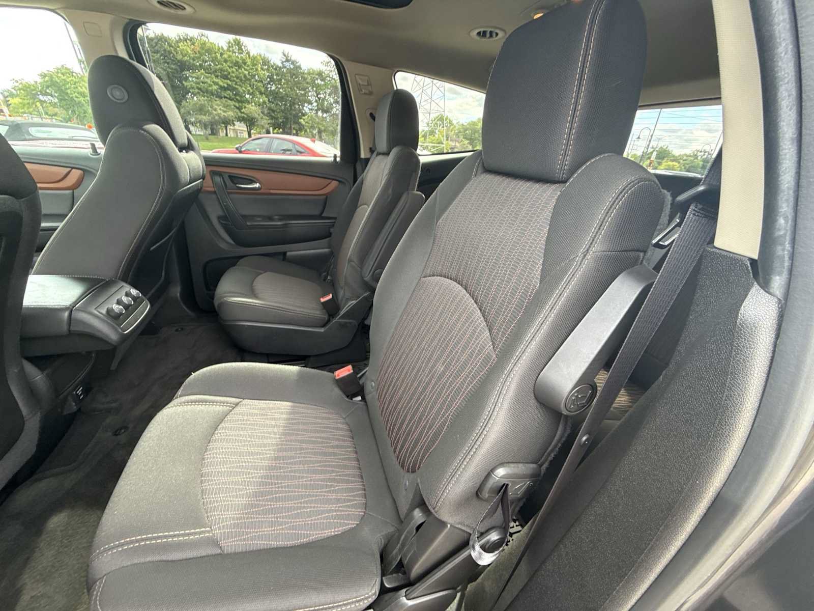 Used 2015 Chevrolet Traverse LT w/ Style and Technology Package FWD image 23