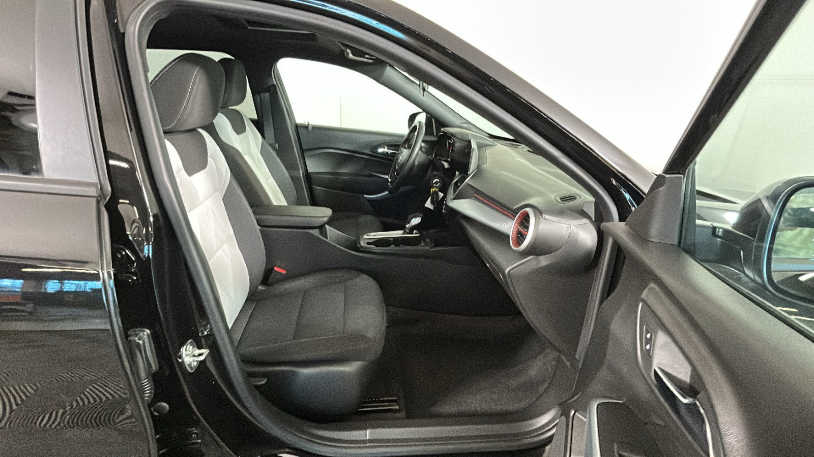 Used 2025 Chevrolet Trax RS w/ Sunroof Package FWD image 35