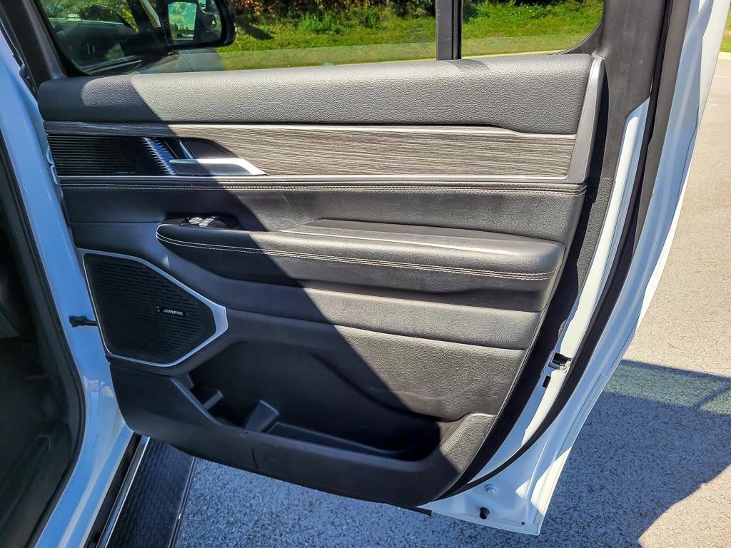 Used 2024 Jeep Wagoneer L Series II w/ Flexible Seating Group RWD image 30