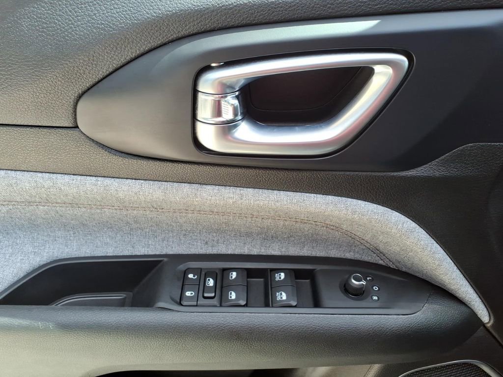 Used 2022 Jeep Compass Latitude w/ Sun and Sound Group image 11