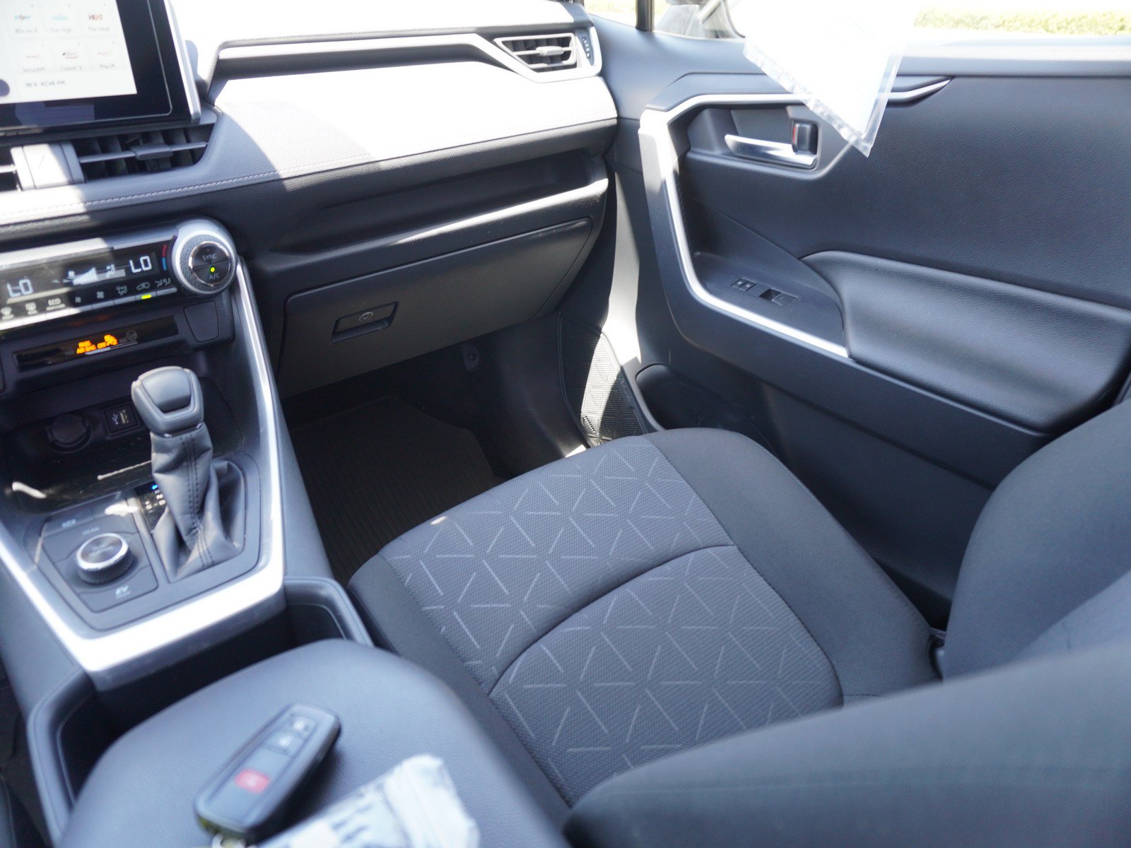 Used 2025 Toyota RAV4 XLE AWD/4WD image 17