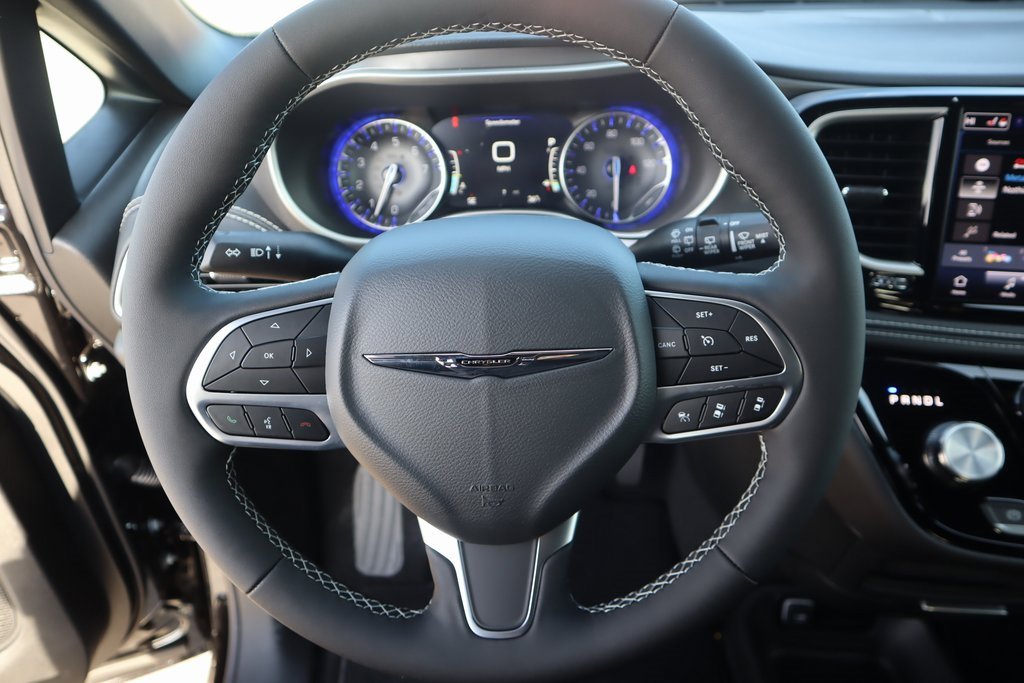 New 2026 Chrysler Pacifica Select image 3