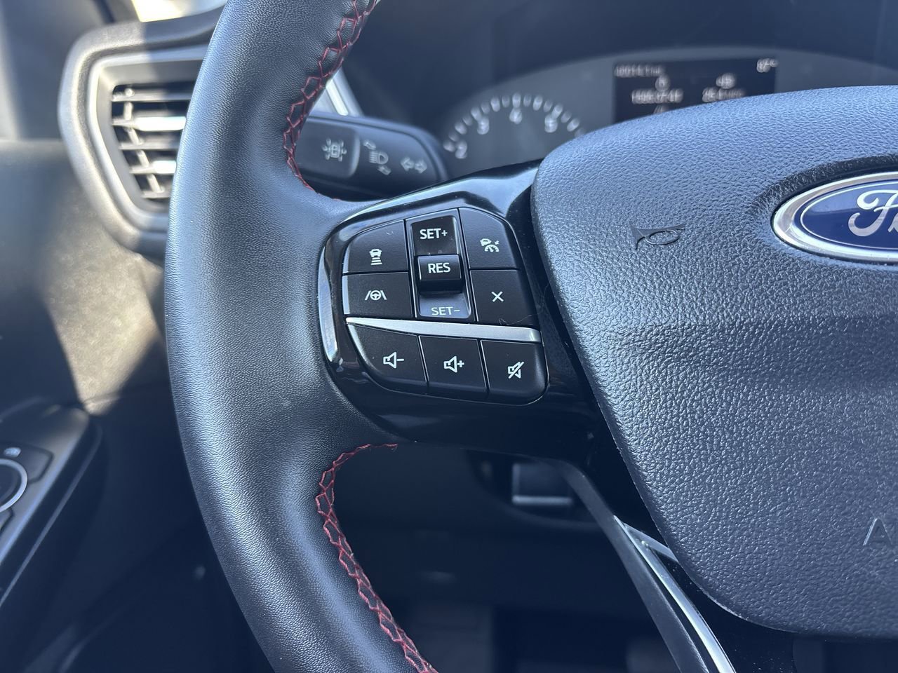 Used 2022 Ford Escape SEL w/ SEL Stealth AWD Package image 22