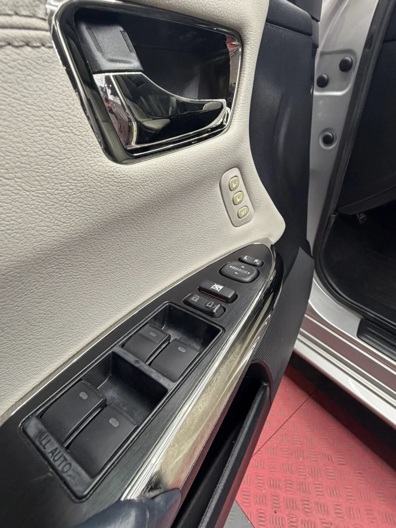 Used 2013 Toyota Avalon XLE Touring FWD image 10