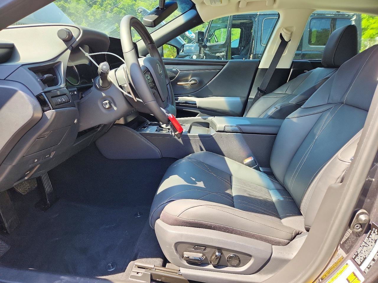 Used 2025 Lexus ES 300h Ultra Luxury w/ Accessory Package (Z2) FWD image 6
