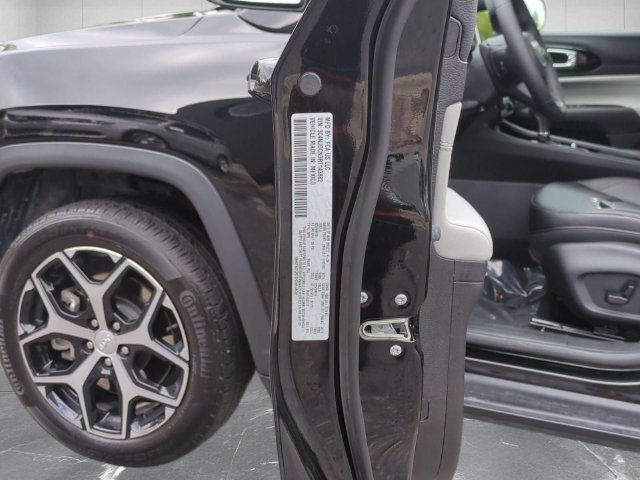 Used 2024 Jeep Compass Limited AWD/4WD image 34