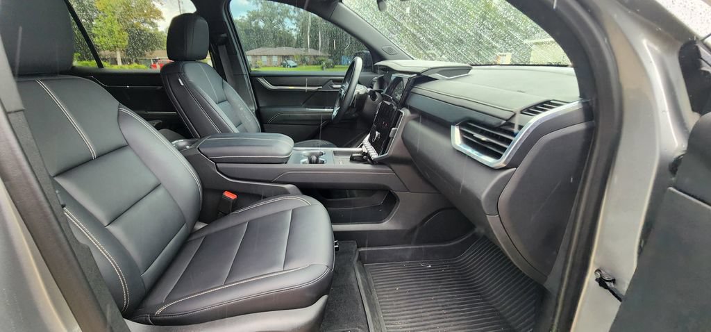 Used 2025 GMC Acadia Elevation w/ Elevation Premium Package FWD image 15