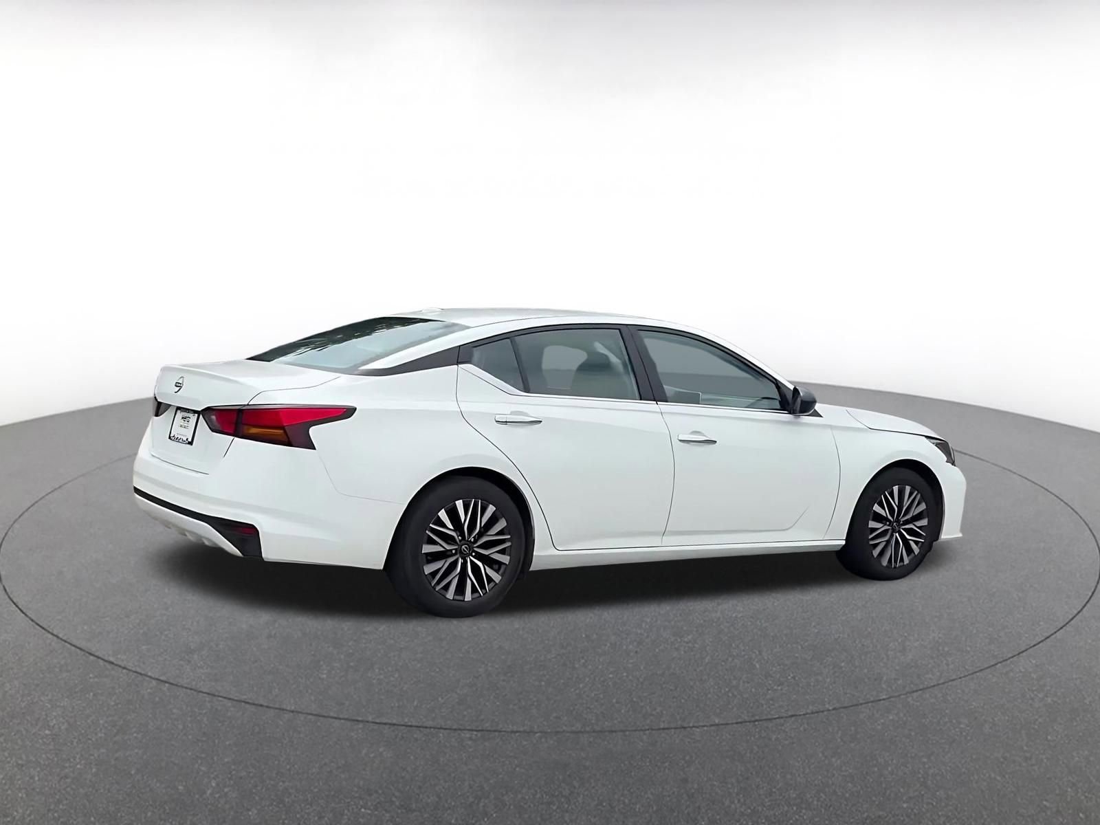Used 2025 Nissan Altima 2.5 SV FWD image 15