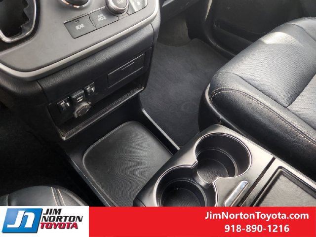 Used 2020 Toyota Sienna SE w/ SE Preferred Package FWD image 21
