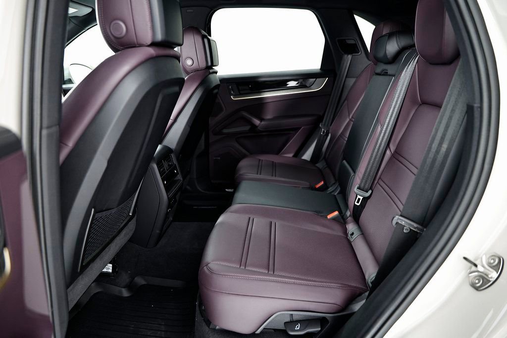 Certified 2025 Porsche Cayenne AWD/4WD image 28