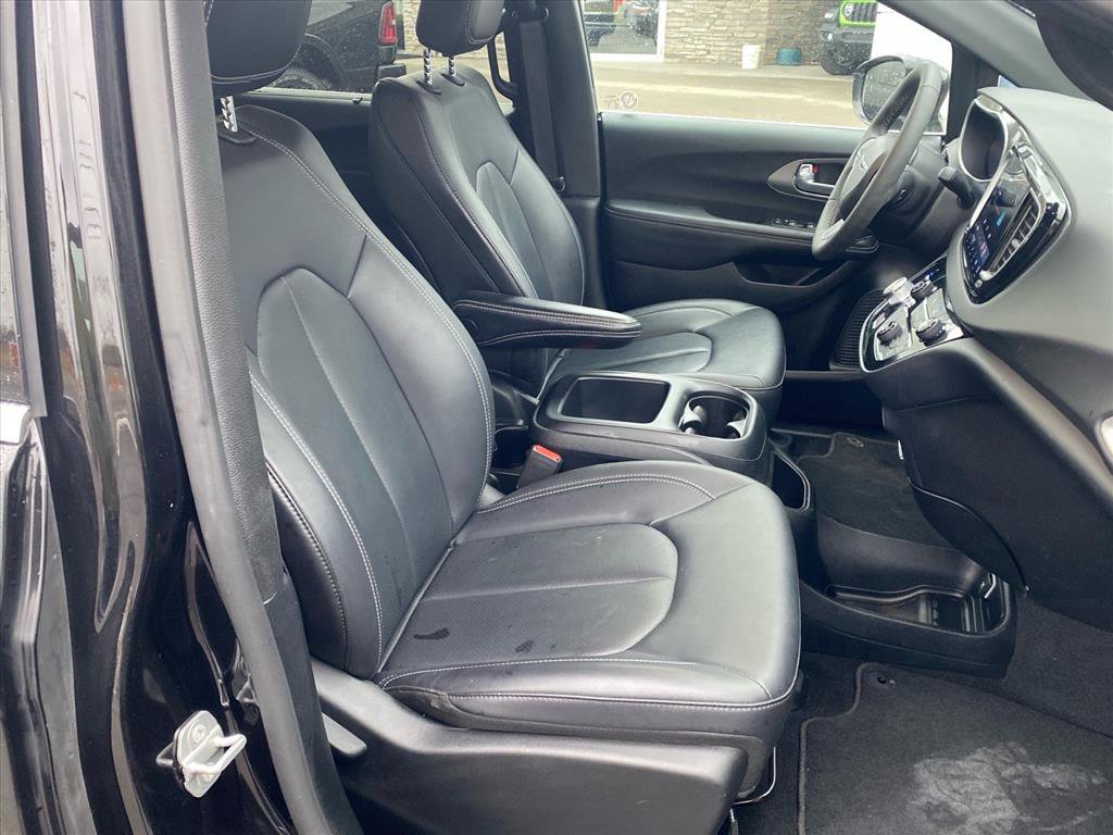 Used 2025 Chrysler Pacifica Select FWD image 24