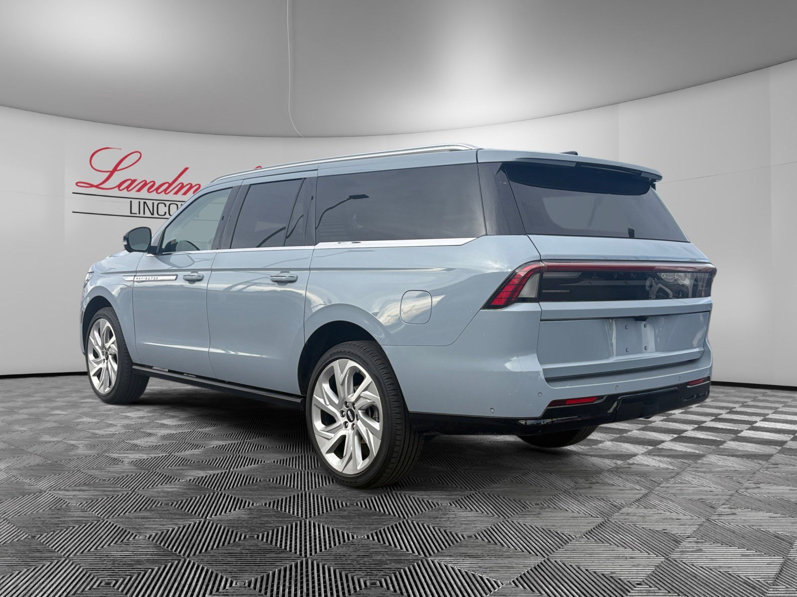 Certified 2025 Lincoln Navigator L Reserve image 3