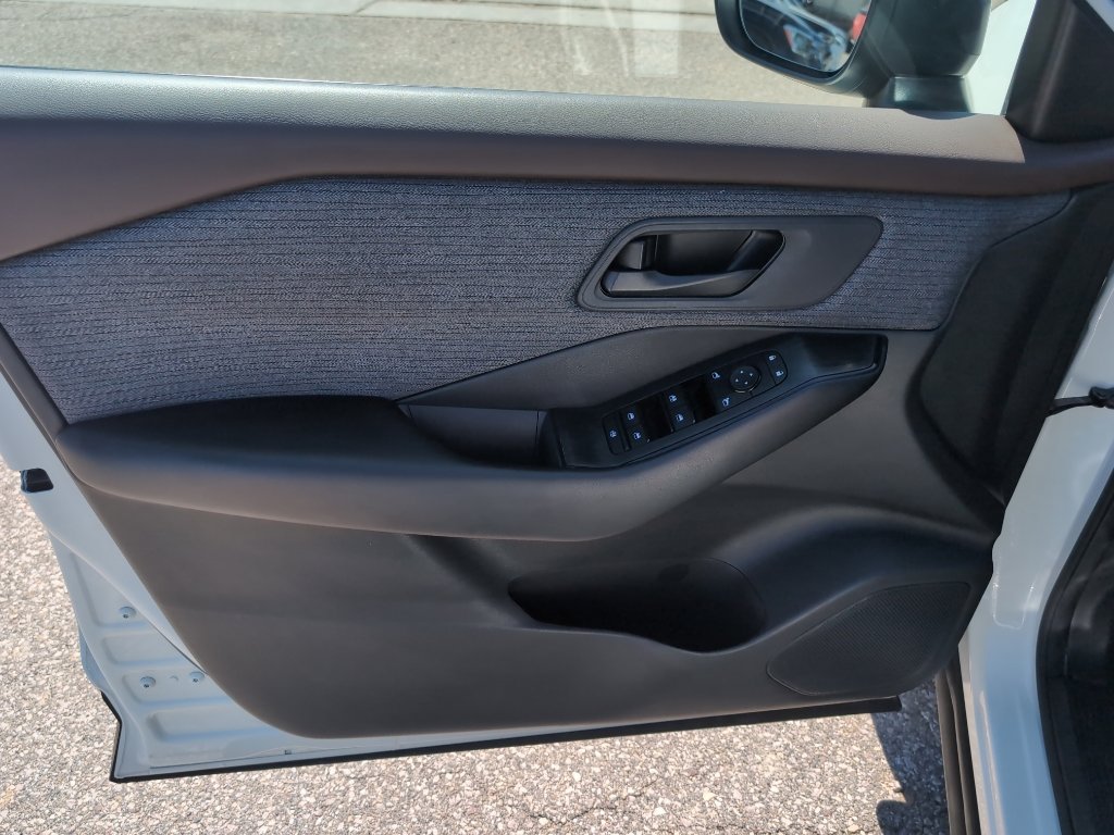 Used 2023 Nissan Rogue S AWD/4WD image 9