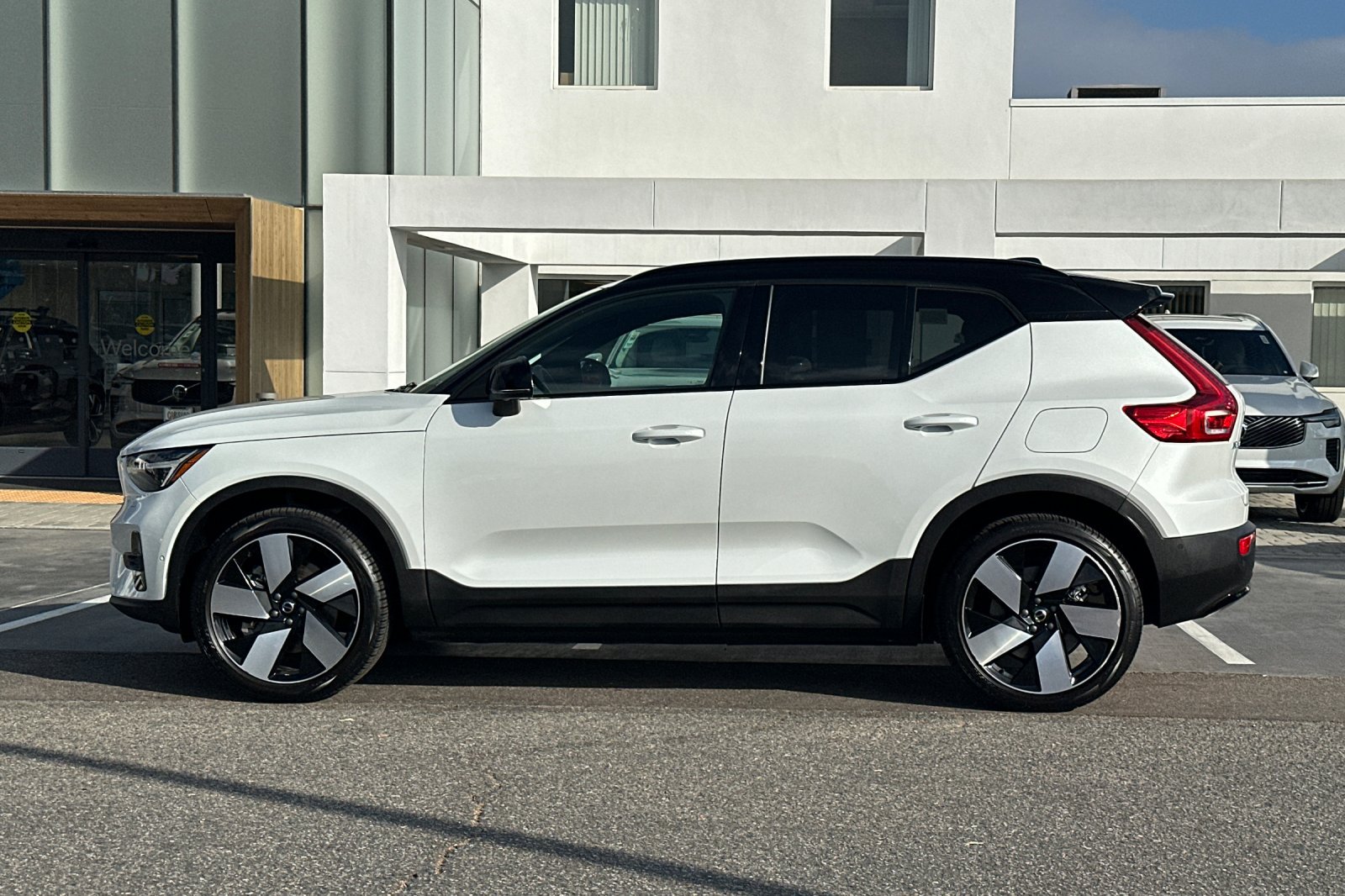 Certified 2024 Volvo XC40 Recharge Ultimate w/ Protection Package Premier RWD image 7