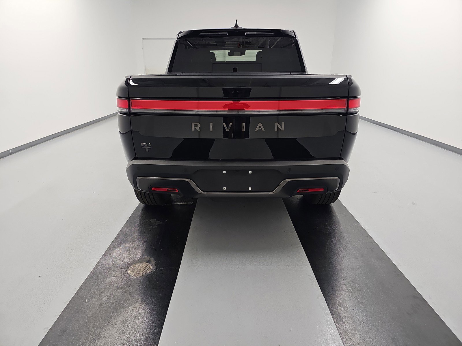 Used 2025 Rivian R1T Adventure image 4