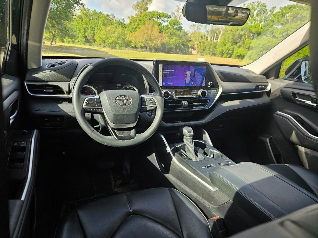 Used 2023 Toyota Highlander XLE image 12