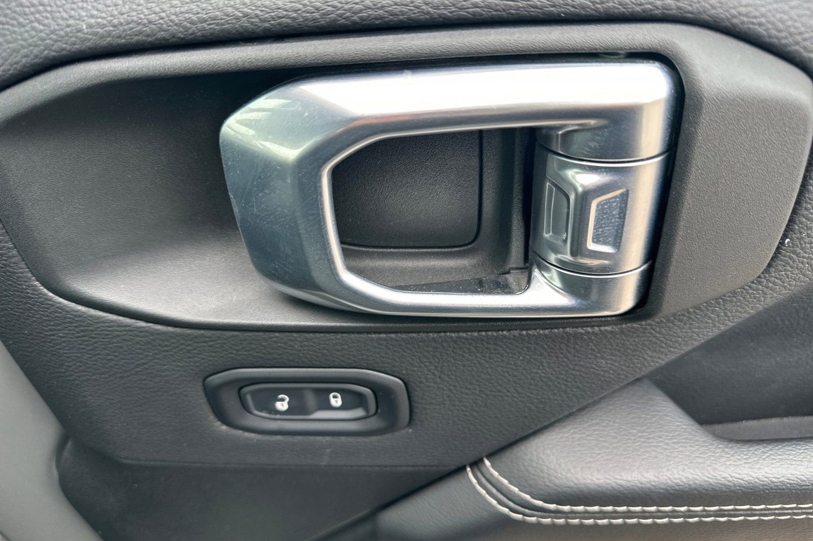 Certified 2022 Jeep Gladiator Overland w/ Safety Group image 18