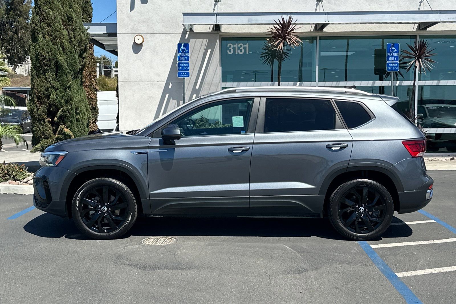Used 2023 Volkswagen Taos SE w/ Black Wheel Package FWD image 7