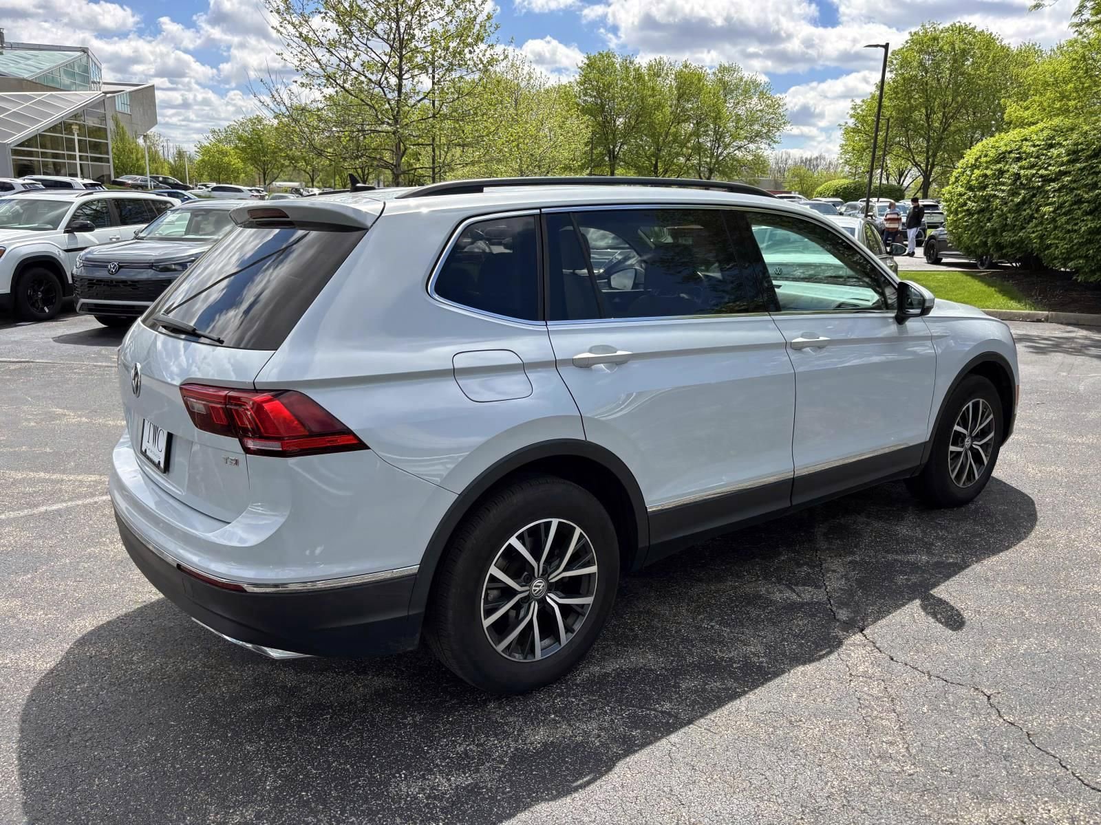 Used 2018 Volkswagen Tiguan SE w/ Panoramic Sunroof Package image 5