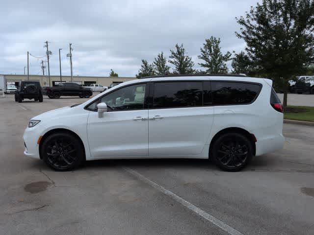 Used 2022 Chrysler Pacifica Limited w/ Uconnect Theater Family Group AWD/4WD image 5