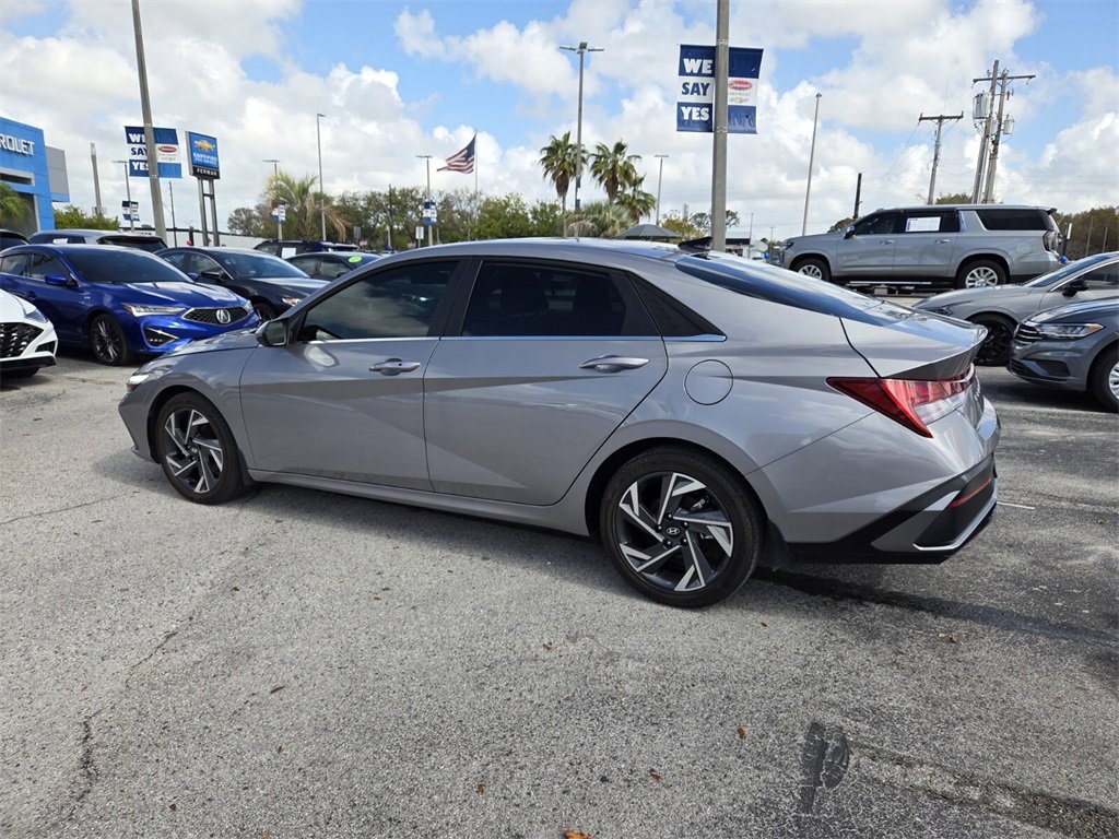 Used 2025 Hyundai Elantra SEL image 11