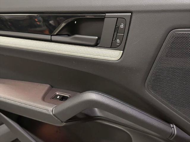 Used 2025 Porsche Cayenne AWD/4WD image 18