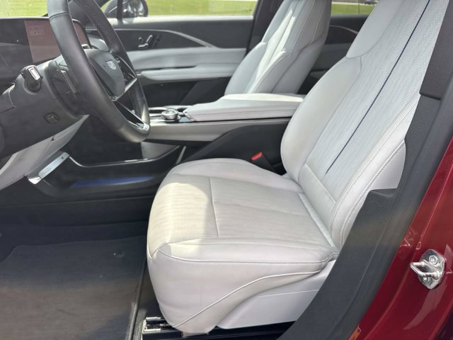 Used 2024 Cadillac Lyriq Luxury AWD/4WD image 16