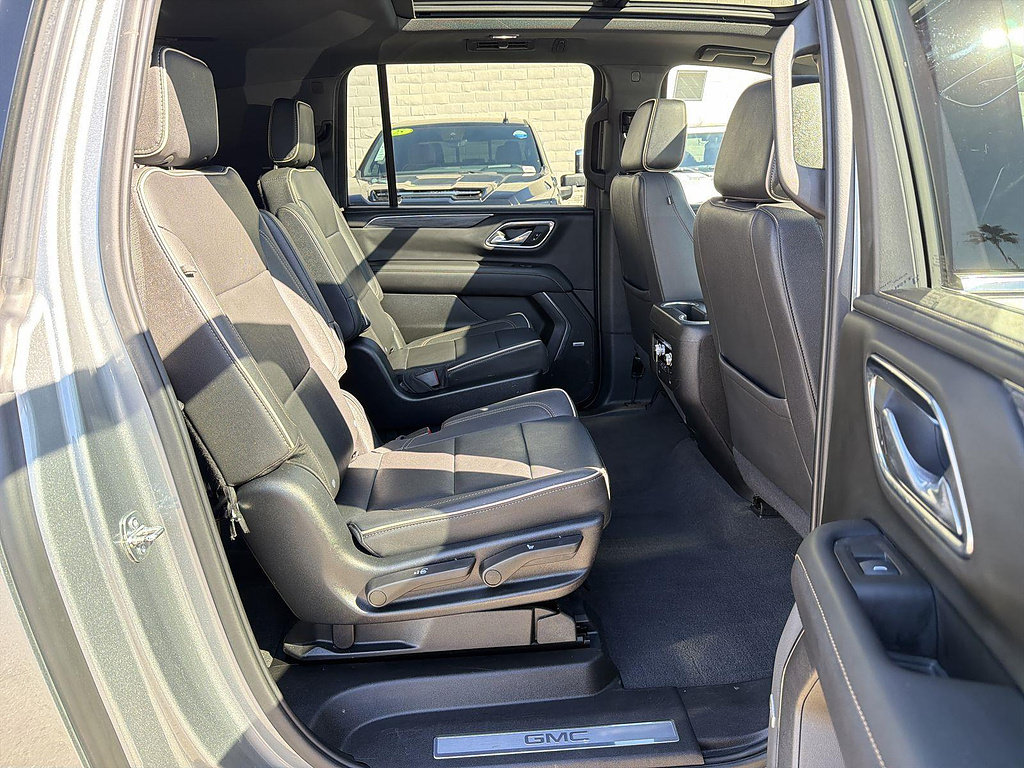 Used 2023 GMC Yukon XL SLT w/ SLT Premium Package AWD/4WD image 27