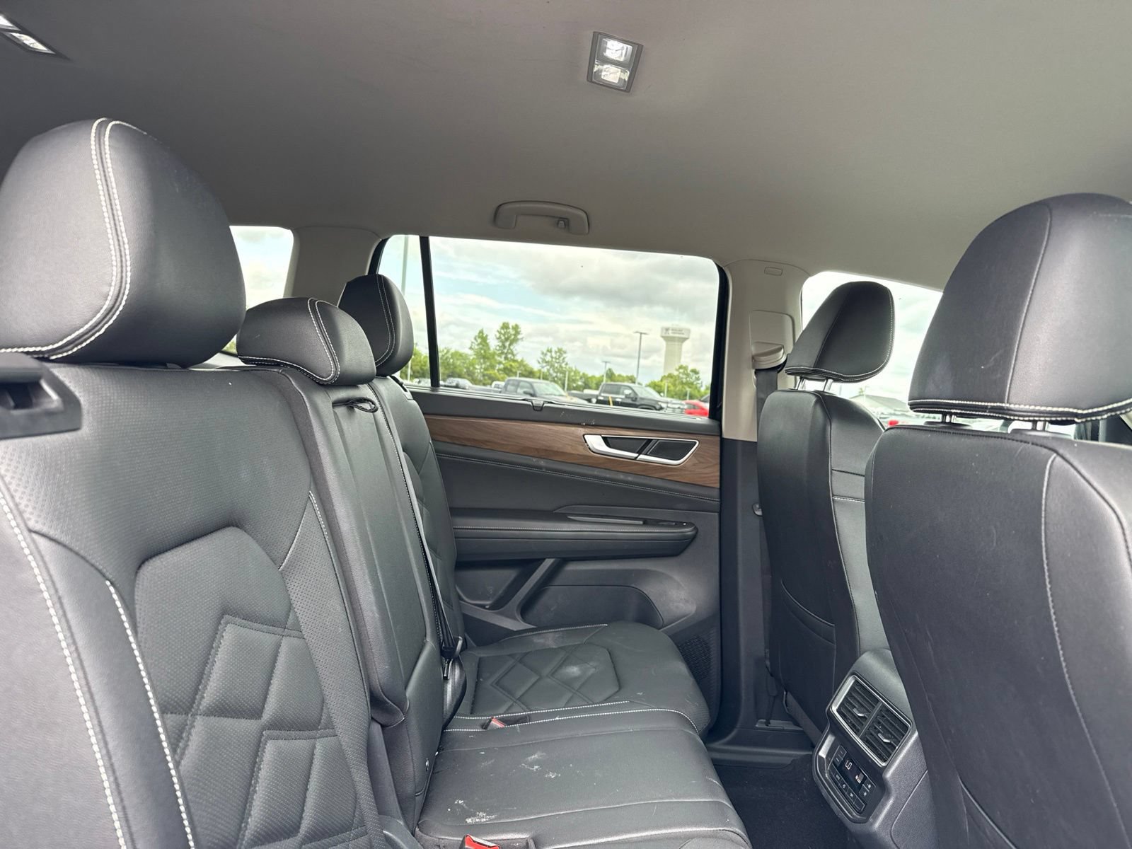 Used 2025 Volkswagen Atlas SE FWD image 17