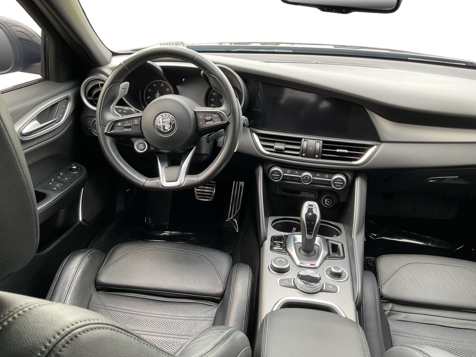 Used 2023 Alfa Romeo Giulia Veloce RWD image 14