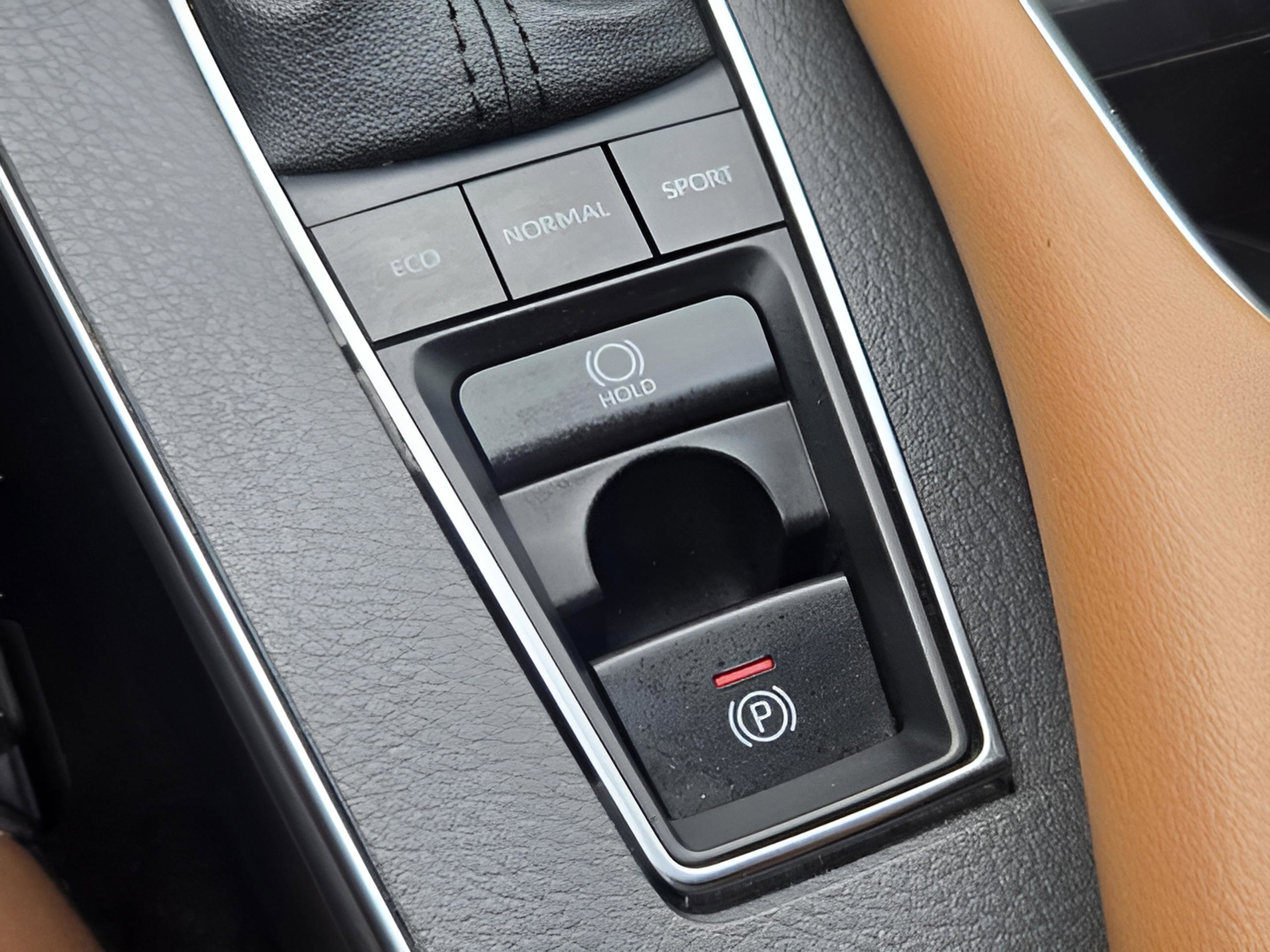 Used 2022 Toyota Avalon Limited FWD image 13