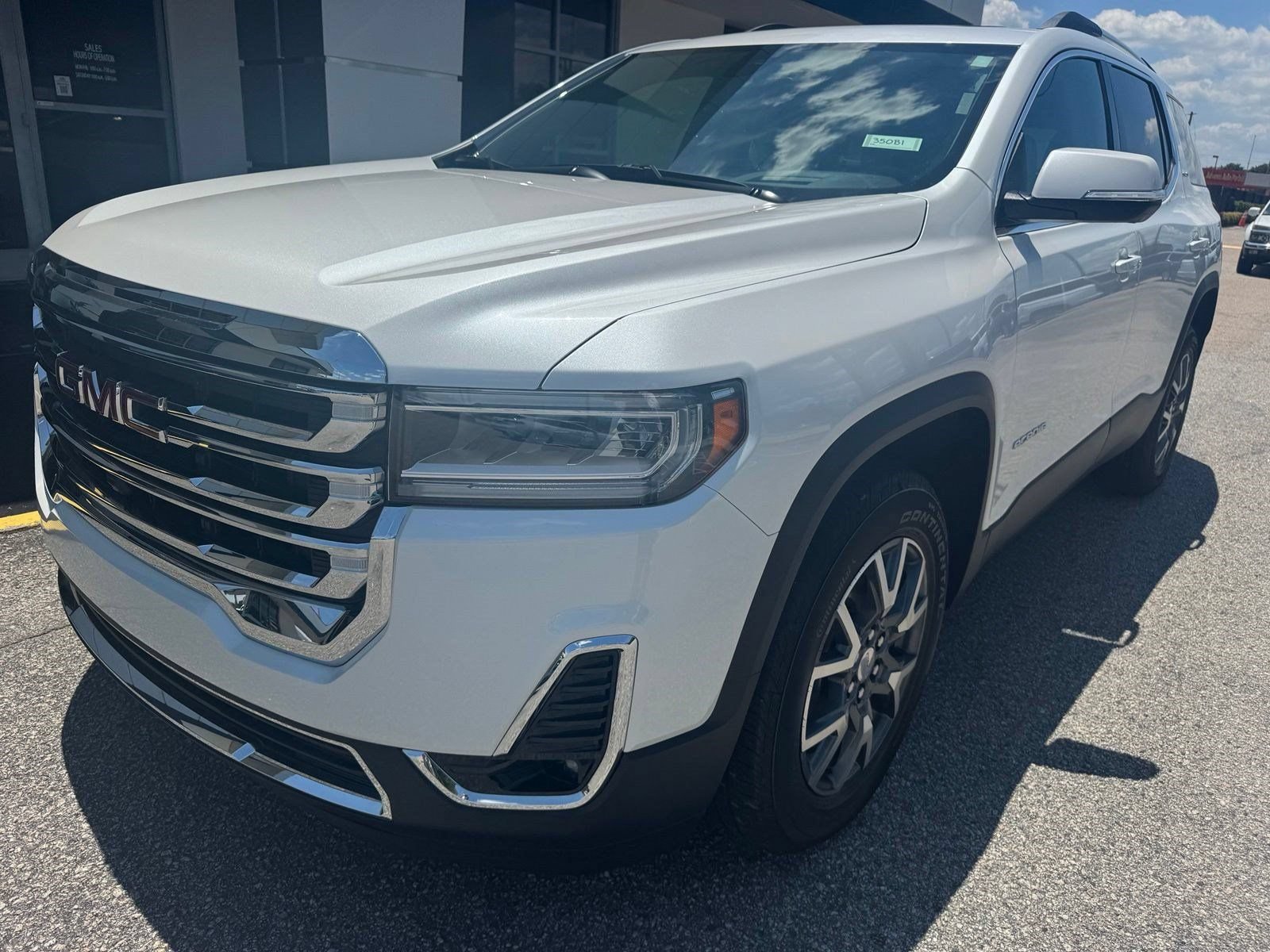 Certified 2023 GMC Acadia SLT w/ Technology Package FWD image 6