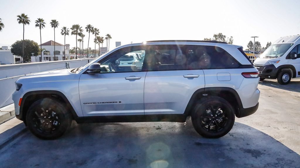 Used 2025 Jeep Grand Cherokee Altitude AWD/4WD image 14