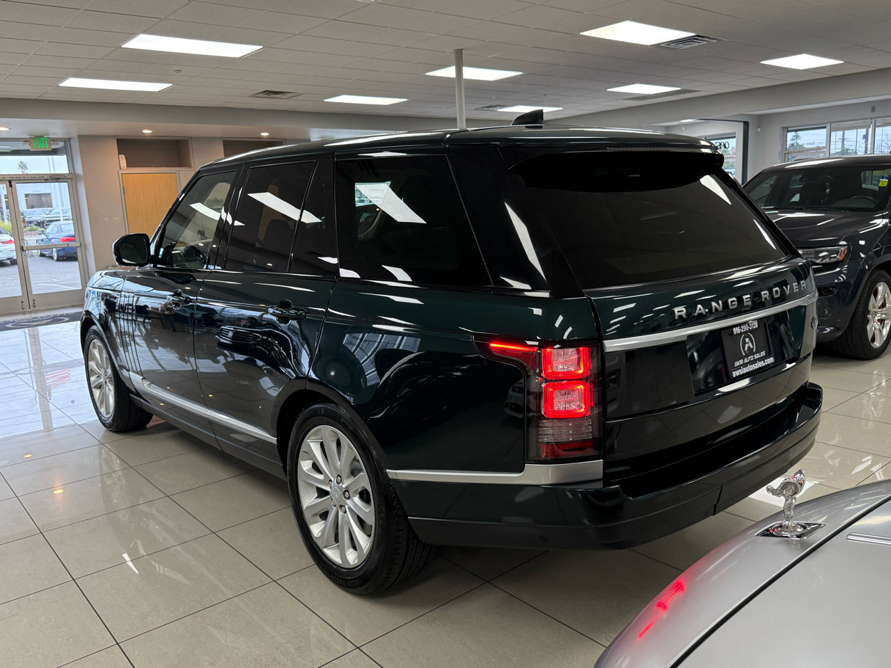 Used 2017 Land Rover Range Rover HSE image 2