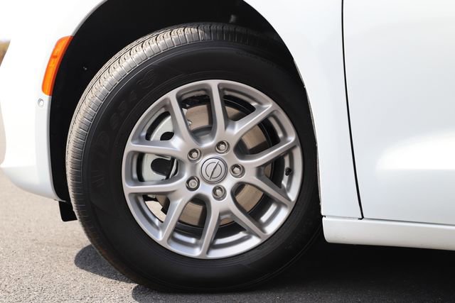 Used 2026 Chrysler Pacifica Select image 2