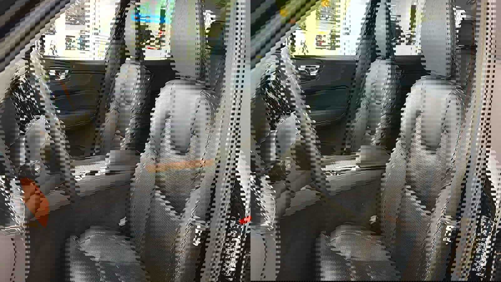 Certified 2023 Volvo XC60 B5 Ultimate w/ Climate Package image 23