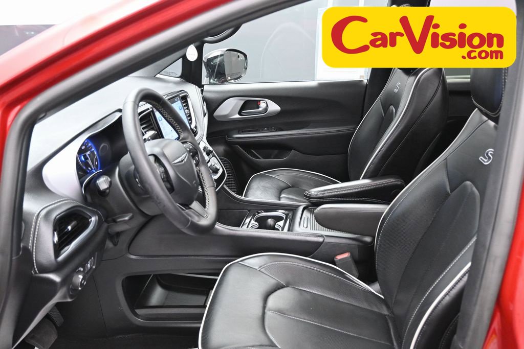 Used 2025 Chrysler Pacifica Limited image 16