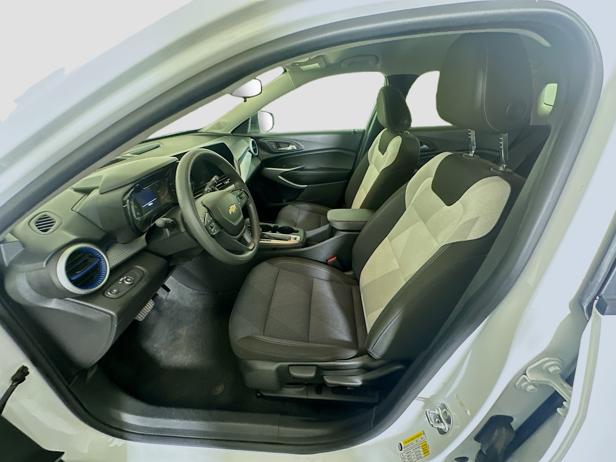 Used 2025 Chevrolet Trax LS FWD image 13