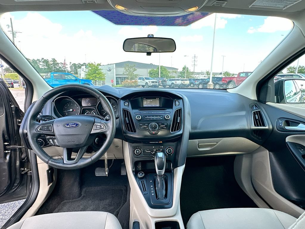 Used 2015 Ford Focus SE w/ SE Sport Package FWD image 3