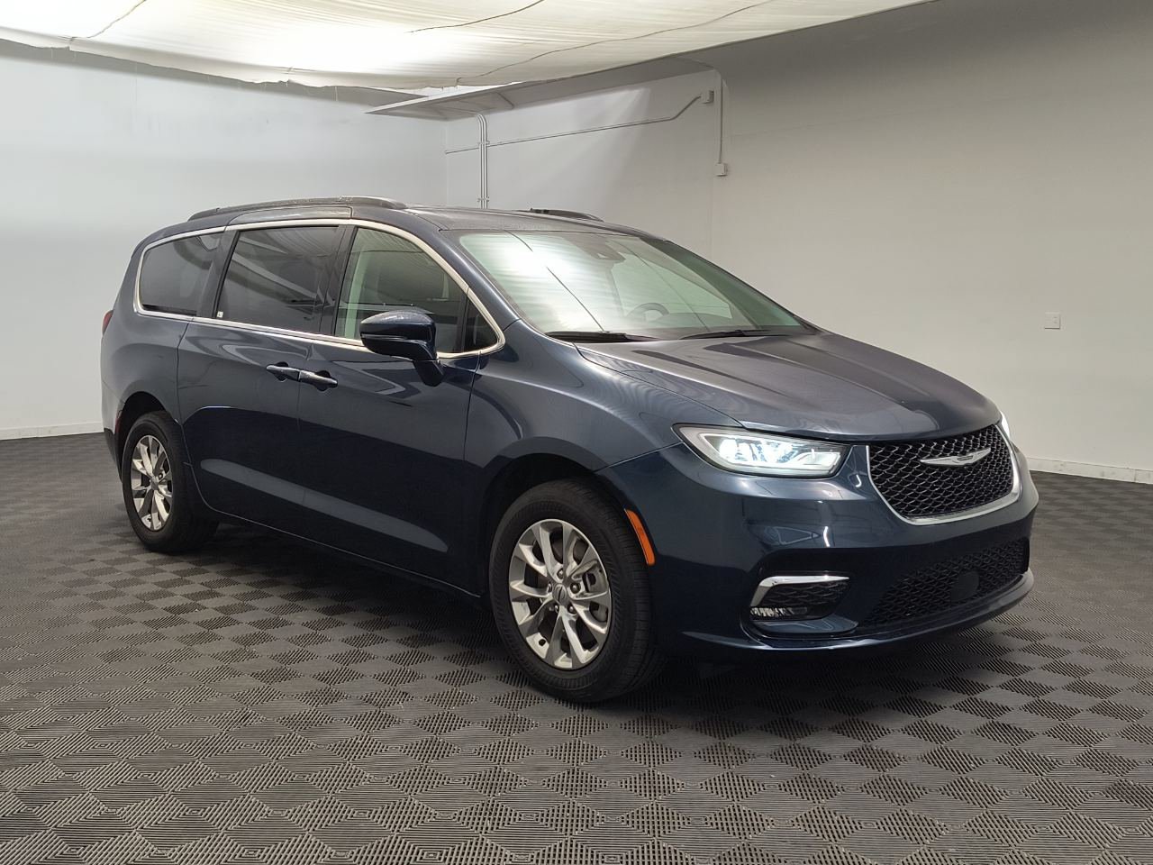 Used 2022 Chrysler Pacifica Touring-L AWD/4WD image 7