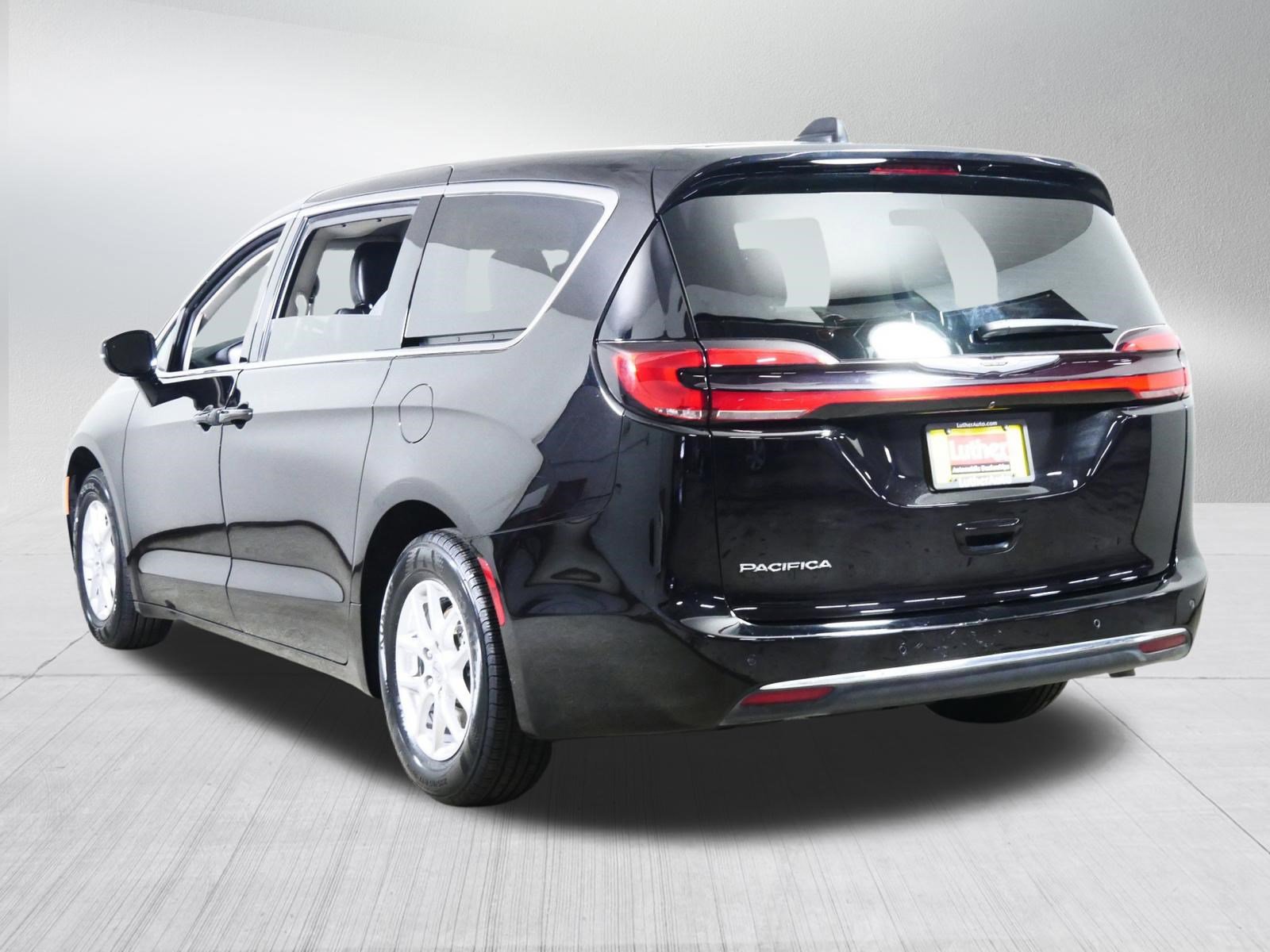 Used 2024 Chrysler Pacifica Touring-L image 5