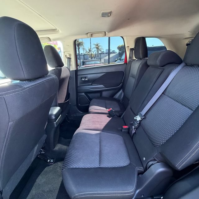 Used 2017 Mitsubishi Outlander SE FWD image 31