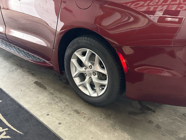 Used 2019 Chrysler Pacifica Touring Plus w/ Tire & Wheel Group image 31
