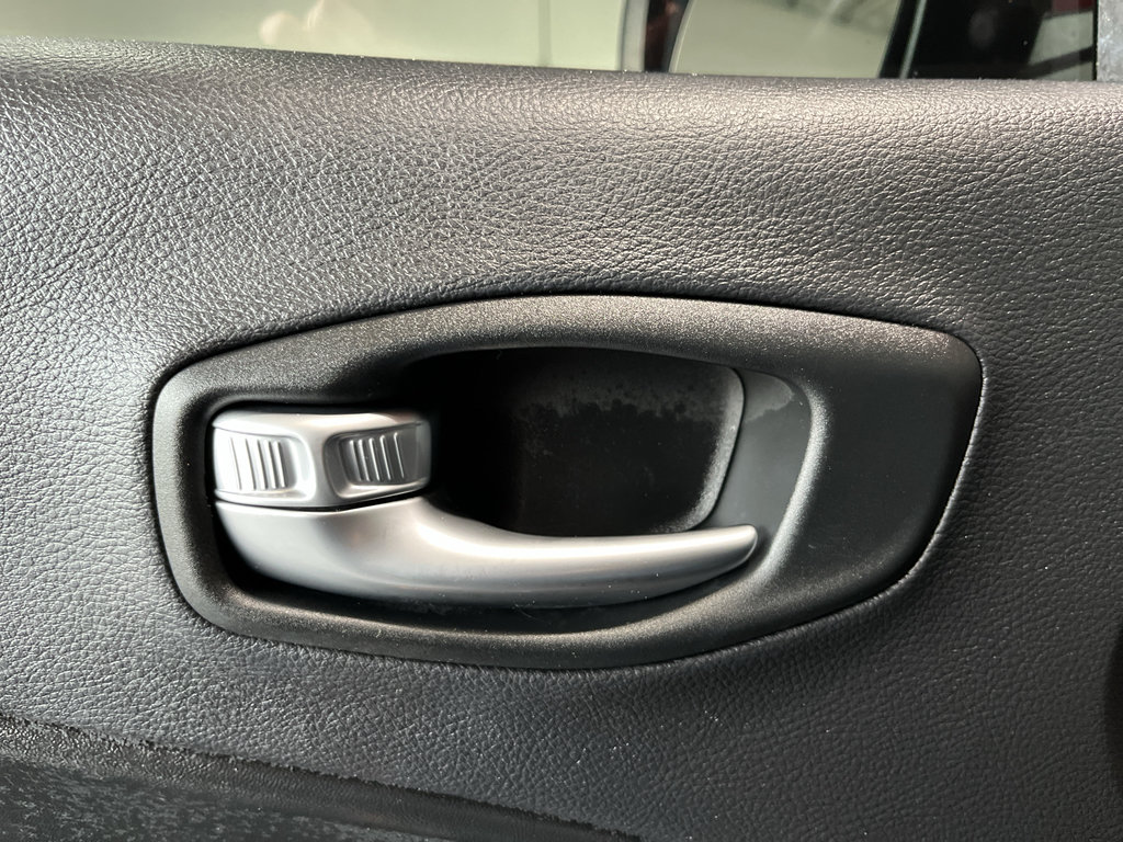 Used 2018 Jeep Compass Latitude w/ Popular Equipment Group FWD image 28