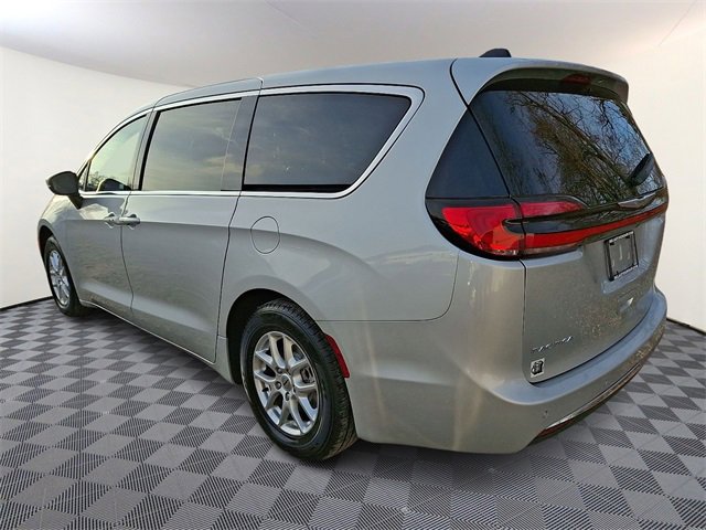 Used 2023 Chrysler Pacifica Touring-L image 4