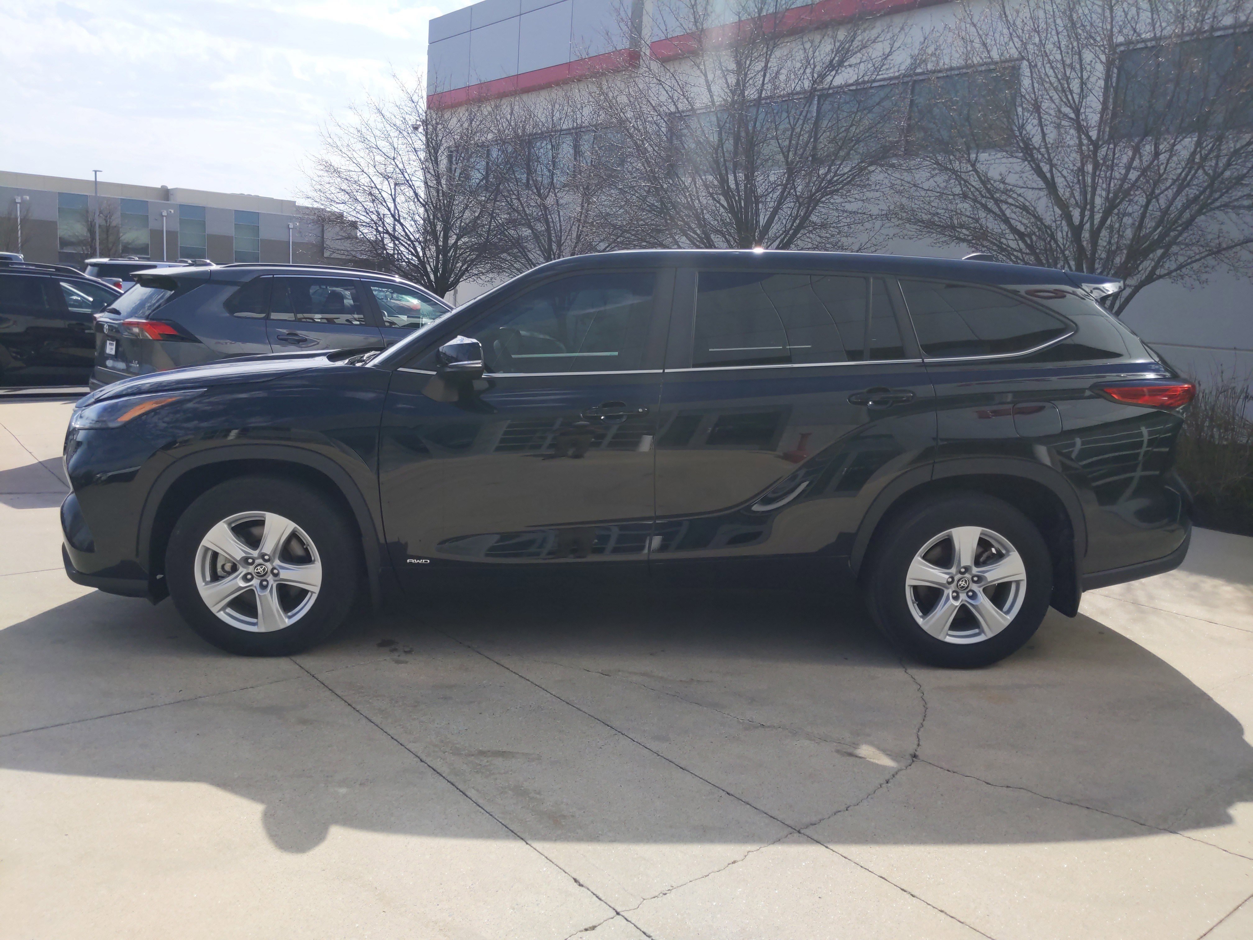 Used 2023 Toyota Highlander LE image 9