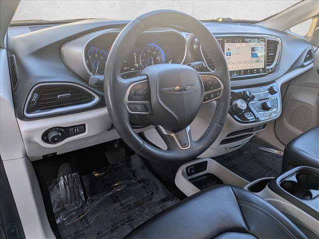 Used 2023 Chrysler Pacifica Touring-L image 10
