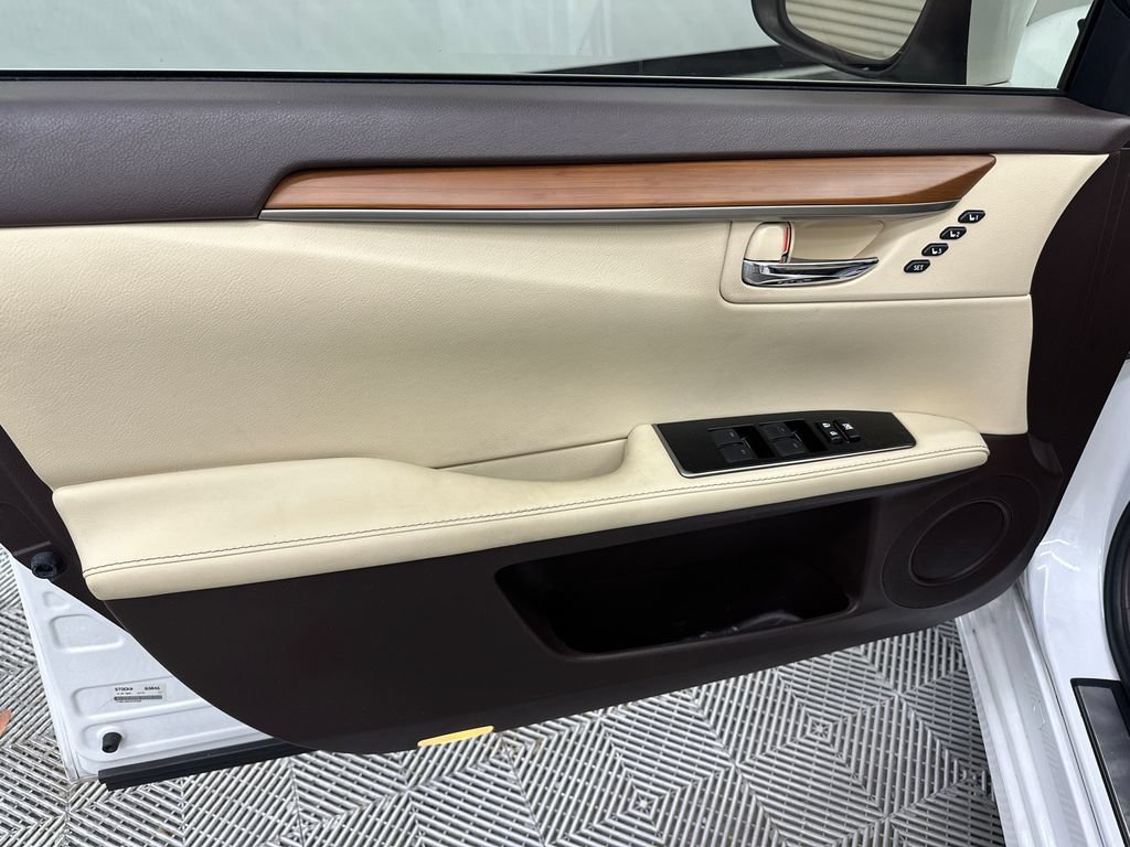 Used 2018 Lexus ES 300h w/ Luxury Package FWD image 11