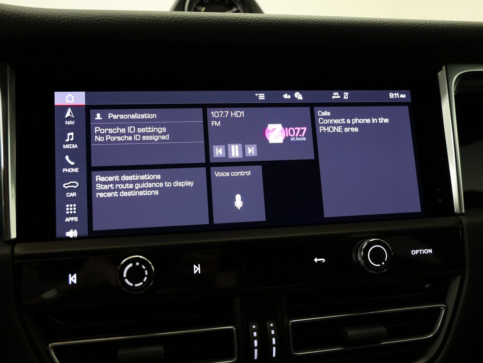 Certified 2025 Porsche Macan image 32