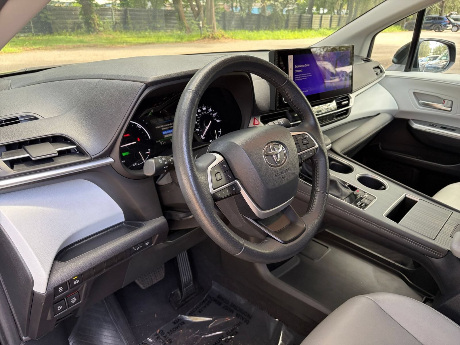 Used 2025 Toyota Sienna XLE FWD image 37